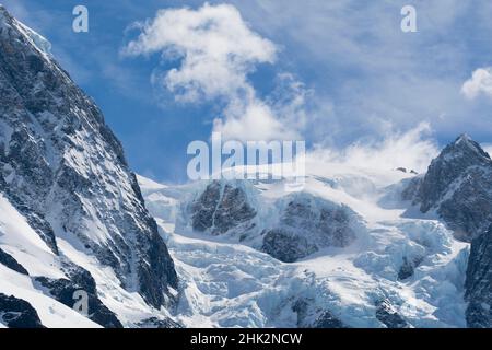 Südsee, Südgeorgien, Drygalski-Fjord. Blick auf die Berge entlang der Fjordränder mit kleinen Gletschern, die sie überziehen. Stockfoto