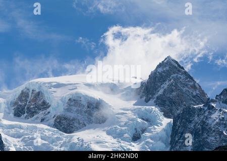 Südsee, Südgeorgien, Drygalski-Fjord. Blick auf die Berge entlang der Fjordränder mit kleinen Gletschern, die sie überziehen. Stockfoto