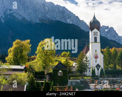 Kirche St. Johannes der Taufer, Zugspitze im Hintergrund. Dorf Grainau bei Garmisch-Partenkirchen und Zugspitze Stockfoto