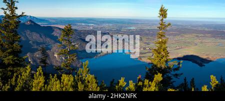 Blick vom Mt. Jochberg am Walchensee in Richtung Kochelsee und den Ausläufern der Bayerischen Alpen. Deutschland, Bayern Stockfoto