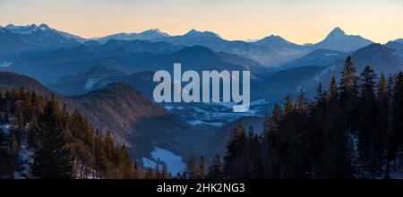 Blick Richtung Jachenau, Mt. Jochberg und Mt. Guffert. Blick vom Mt. Herzogstand am Walchensee. Deutschland, Bayern Stockfoto
