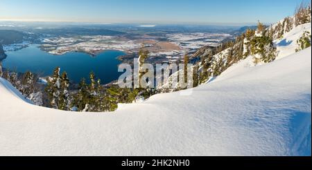 Blick auf den Kochelsee und die Ausläufer der Alpen bei München. Blick vom Mt. Jochberg am Walchensee im Winter in den bayerischen Alpen. Stockfoto