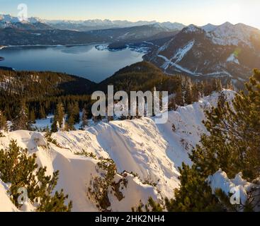 Blick auf den Walchensee und das Karwendelgebirge. Blick vom Mt. Jochberg am Walchensee im Winter in den bayerischen Alpen. Deutschland Stockfoto