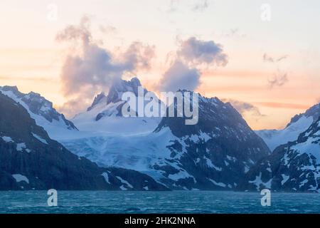 Südsee, Südgeorgien. Sonnenaufgang über den Bergen. Stockfoto