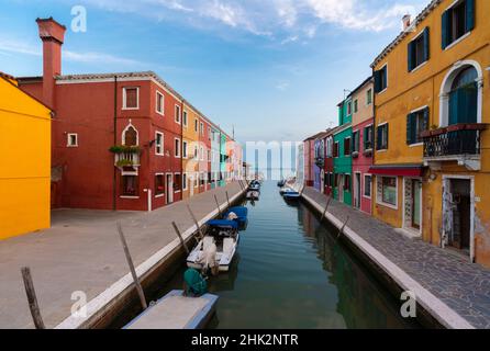 Europa, Italien, Venedig. Häuser und Boote auf dem Kanal in Burano. Stockfoto