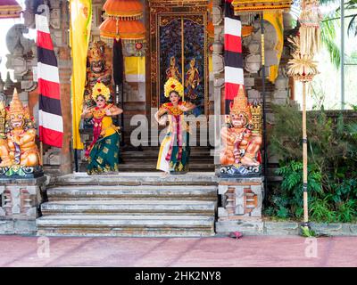 Indonesien, Bali, Ubud. Traditionelle balinesische Legong-Tänzer treten auf. (Nur Für Redaktionelle Zwecke) Stockfoto