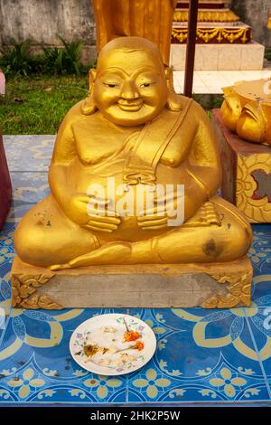 Buddhistische Statuen um Pha, die Luang, (große Stupa in Lao) ist eine buddhistische Stupa, Vientiane, der Hauptstadt von Laos, Südostasien Stockfoto