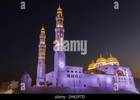 Naher Osten, Arabische Halbinsel, Oman, Maskat, Bawshar. Abendansicht der Muhammad Al Ameen Moschee in Bawshar. Stockfoto