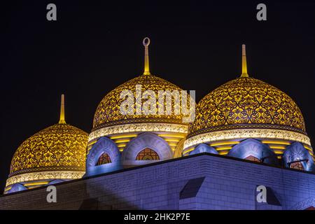 Naher Osten, Arabische Halbinsel, Oman, Maskat, Bawshar. Abendansicht der Muhammad Al Ameen Moschee in Bawshar. Stockfoto