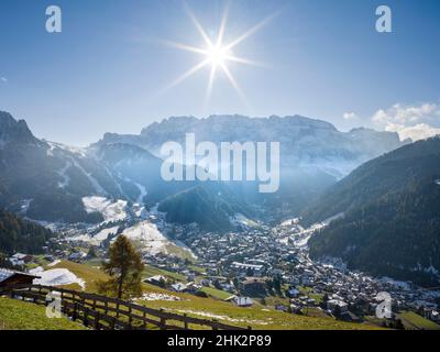 Sellastock und Dorf Wolkenstein, Wolkenstein in den südtiroler dolomiten, Südtirol vom Grödner Tal aus gesehen, Gröden. Die dolomiten ar Stockfoto
