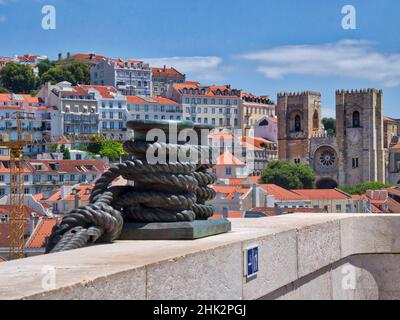 Portugal, Lissabon. Blick auf die Kathedrale von Lissabon vom Arco da Rua Augusta. Stockfoto