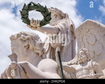 Portugal, Lissabon. Nahaufnahme von Skulpturen an der Spitze des Arco da Rua Augusta aus dem 18th. Jahrhundert. Statue der Herrlichkeit, die Valor und Genius belohnte. Stockfoto