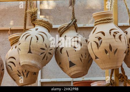 Naher Osten, Arabische Halbinsel, Oman, Ad Dakhiliyah, Nizwa. Dekorative keramische Laternen zum Verkauf im Souk in Nizwa, Oman. Stockfoto