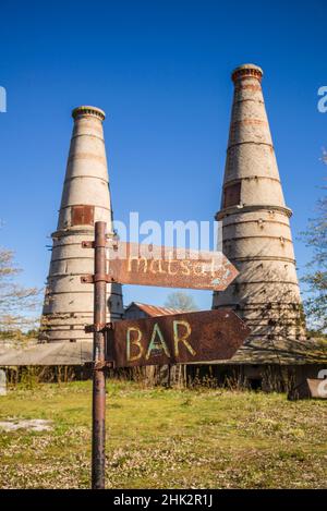 Schweden, Gotland Island, Bungenas, ehemalige Kreidemine und Militärstützpunkt, jetzt eine exklusive Ferienentwicklung und Naturreservat, rauchende Forme Stockfoto