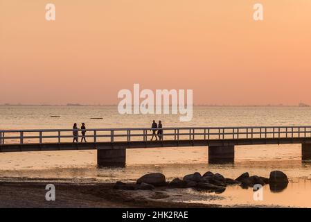 Schweden, Scania, Malmö, Riberborgs Strandbereich, Anlegestelle bei Sonnenuntergang Stockfoto