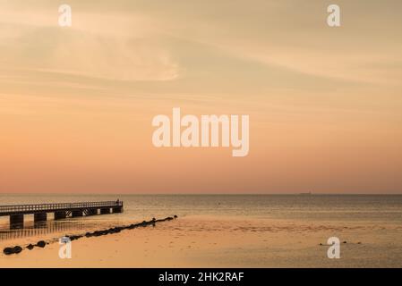 Schweden, Scania, Malmö, Riberborgs Strandbereich, Anlegestelle bei Sonnenuntergang Stockfoto