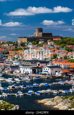 Schweden, Bohuslan, Marstrand, Blick auf die Inselstadt mit der Festung Carlsten aus dem 17. Jahrhundert Stockfoto