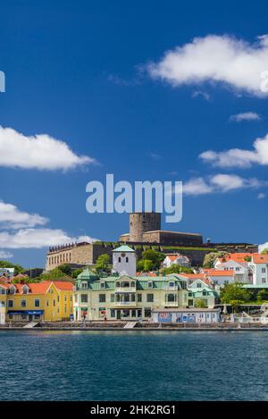 Schweden, Bohuslan, Marstrand, Blick auf die Inselstadt mit der Festung Carlsten aus dem 17. Jahrhundert Stockfoto
