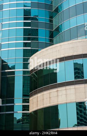 Thailand, Bangkok. Modernes Bürogebäude aus nächster Nähe. Stockfoto