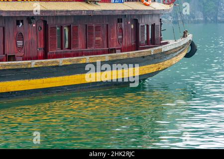 Bucht, Vietnam (UNESCO-Weltkulturerbe). Junk in der Bucht. Stockfoto