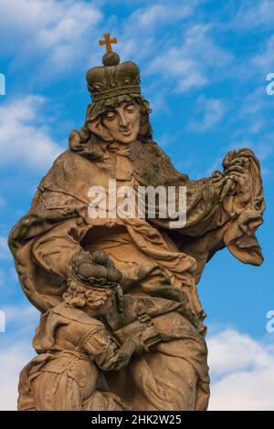 Prag, Tschechische Republik. Statue der heiligen Ludmila auf der Karlsbrücke. Stockfoto