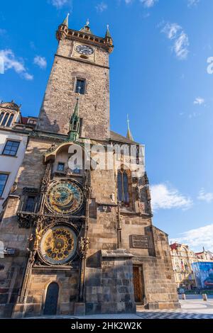 Prag, Tschechische Republik. Prager astronomische Uhr oder Prager Orloj. Eine mittelalterliche astronomische Uhr, die am Alten Rathaus angebracht ist Stockfoto