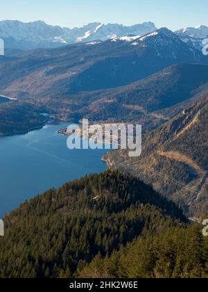 Blick vom Mt. Jochberg am Walchensee in Richtung Walchensee und Wettersteingebirge. Deutschland, Bayern Stockfoto