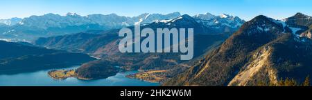 Blick vom Mt. Jochberg am Walchensee in Richtung Walchensee und Wettersteingebirge. Deutschland, Bayern Stockfoto