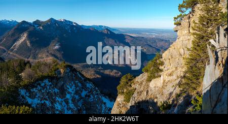 Blick vom Mt. Jochberg am Walchensee in Richtung Mt. Herzogstand. Deutschland, Bayern Stockfoto