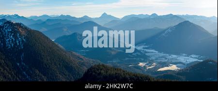 Blick vom Mt. Jochberg am Walchensee in Richtung Jachenau und Karwendel. Deutschland, Bayern Stockfoto