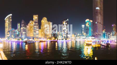 Nacht Skyline Abstrakter Boke Bokeh Hintergrund. Designhintergrund. Wunderschöne Nachtansicht der Hochhäuser des Wohnviertels in Dubai Marina und Stockfoto