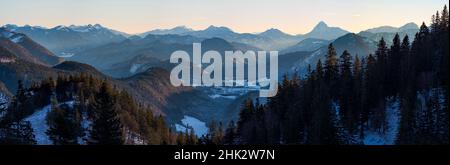 Blick Richtung Jachenau, Mt. Jochberg und Mt. Guffert. Blick vom Mt. Herzogstand am Walchensee. Deutschland, Bayern Stockfoto