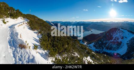 Blick auf Walchensee und Karwendelgebirge. Blick vom Mt. Herzogstand am Walchensee. Deutschland, Bayern Stockfoto