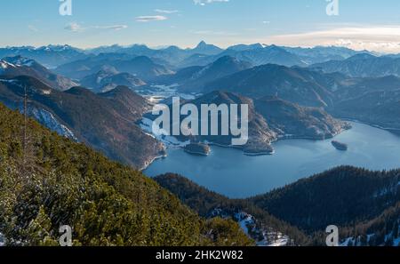 Blick auf Walchensee und Karwendelgebirge. Blick vom Mt. Herzogstand am Walchensee. Deutschland, Bayern Stockfoto