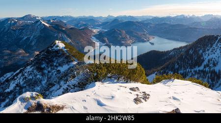 Blick auf Walchensee und Karwendelgebirge. Blick vom Mt. Herzogstand am Walchensee. Deutschland, Bayern Stockfoto
