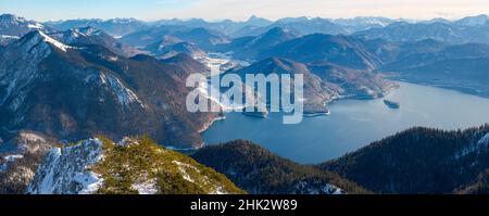 Blick auf Walchensee und Karwendelgebirge. Blick vom Mt. Herzogstand am Walchensee. Deutschland, Bayern Stockfoto