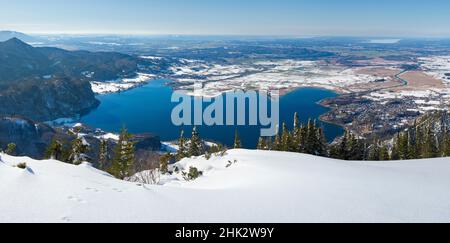 Blick auf den Kochelsee und die Ausläufer der Alpen bei München. Blick vom Mt. Jochberg am Walchensee im Winter in den bayerischen Alpen. Stockfoto