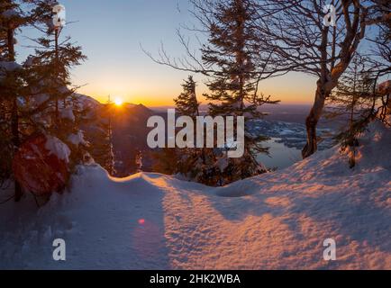 Blick vom Mt. Jochberg am Walchensee in Richtung Mt. Herzogstand im Winter in den bayerischen Alpen. Deutschland, Bayern Stockfoto