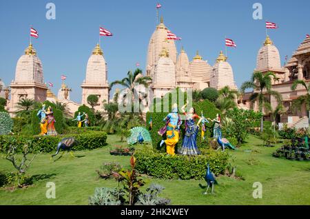 Radha und Krishna Idole in verschiedenen Posen im Garten von Nilkanthdham, Swaminarayan Tempel, Poicha, Gujarat, Stockfoto