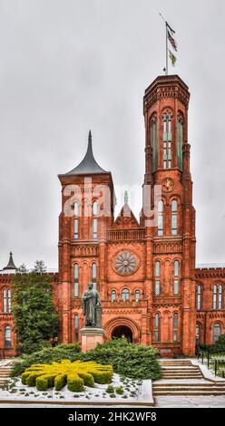 USA, District of Columbia. Smithsonian Castle an einem verschneiten Nachmittag. Stockfoto