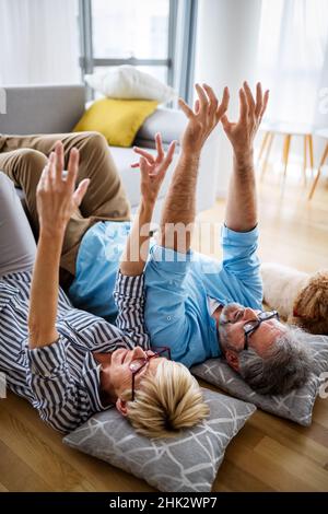 Fröhliche ältere Paar genießen das Leben zusammen, Spaß zu Hause Stockfoto