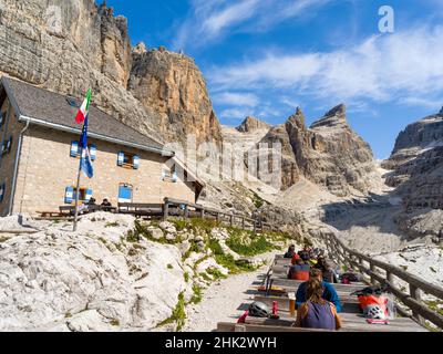 Berghütte Rifugio Tuckett e Sella. Die Brenta-Dolomiten, UNESCO-Weltkulturerbe. Italien, Trentino, Val Rendena. (Nur Für Redaktionelle Zwecke) Stockfoto