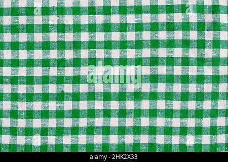 Natürliche Plaid Stoff abstrakt Hintergrund Textur, Grün Weiß Farben. Karierte Tischdecke Stoff. Grün mit weißen Tartan quadratischen Muster als Stockfoto