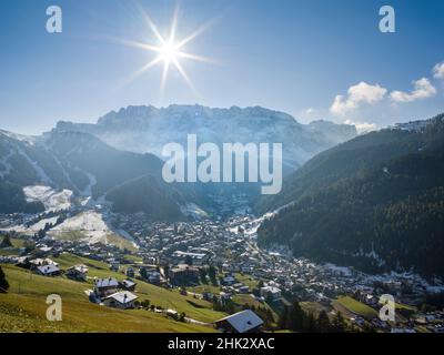 Sellastock und Dorf Wolkenstein, Wolkenstein in den südtiroler dolomiten, Südtirol vom Grödner Tal aus gesehen, Gröden. Die dolomiten ar Stockfoto