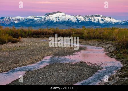 Morgendämmerung entlang des Teton River mit Ear Mountain im Hintergrund in der Nähe von Choteau, Montana, USA Stockfoto