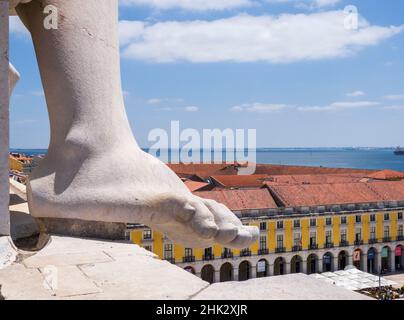 Portugal, Lissabon. Nahaufnahme des Fußes der Statue Ruhm belohnt Valor und Genius an der Spitze des 18th Jahrhundert Arco da Rua Augusta. Stockfoto