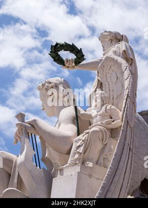 Portugal, Lissabon. Nahaufnahme von Skulpturen an der Spitze des Arco da Rua Augusta aus dem 18th. Jahrhundert. Statue der Herrlichkeit, die Valor und Genius belohnte. Stockfoto