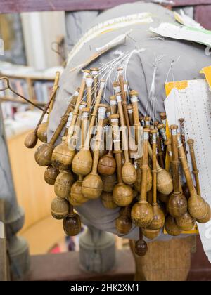 Portugal, Obidos. Klöppelbrieferinnen bei der Arbeit. Stockfoto