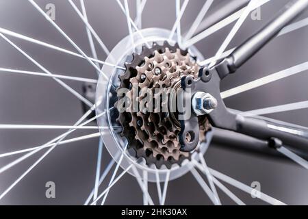 Sternchen und Speichen eines Fahrrads. Stahlbauelement des Fahrradmechanismus, Befestigung und Reinigung. Hochwertige Fotos Stockfoto