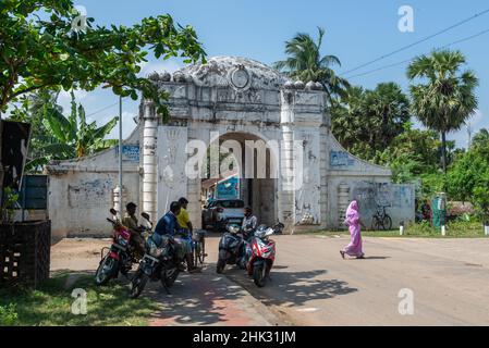 Tranquebar, Indien - Januar 2022: Das Tor zum kolonialen Dorf Tranquebar. Stockfoto